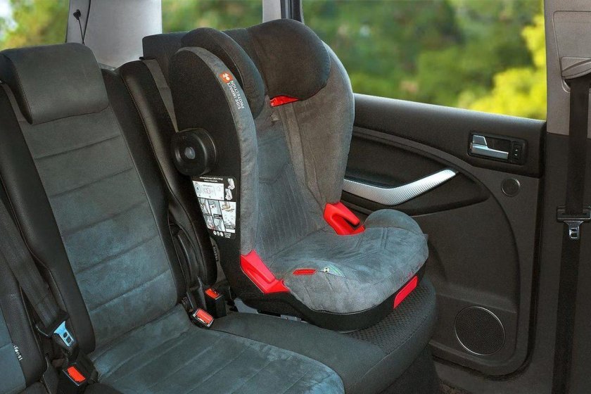 Детское кресло в машине