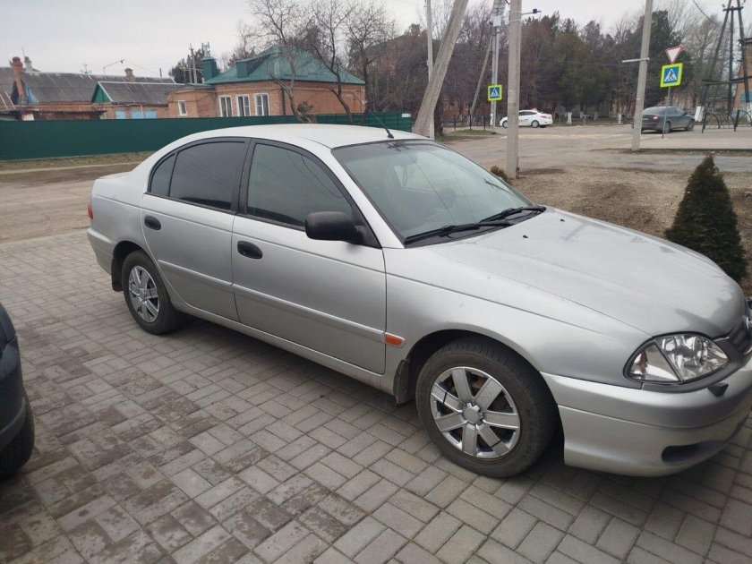 Toyota avensis i
