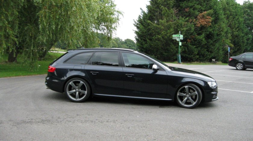 Черная Audi a4 avant