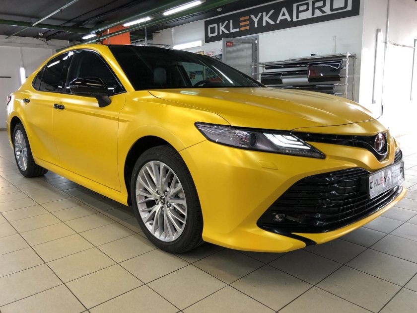 Toyota Camry желтая