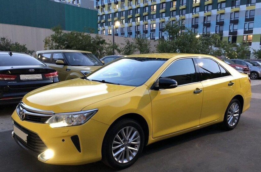 Тойота Камри желтая