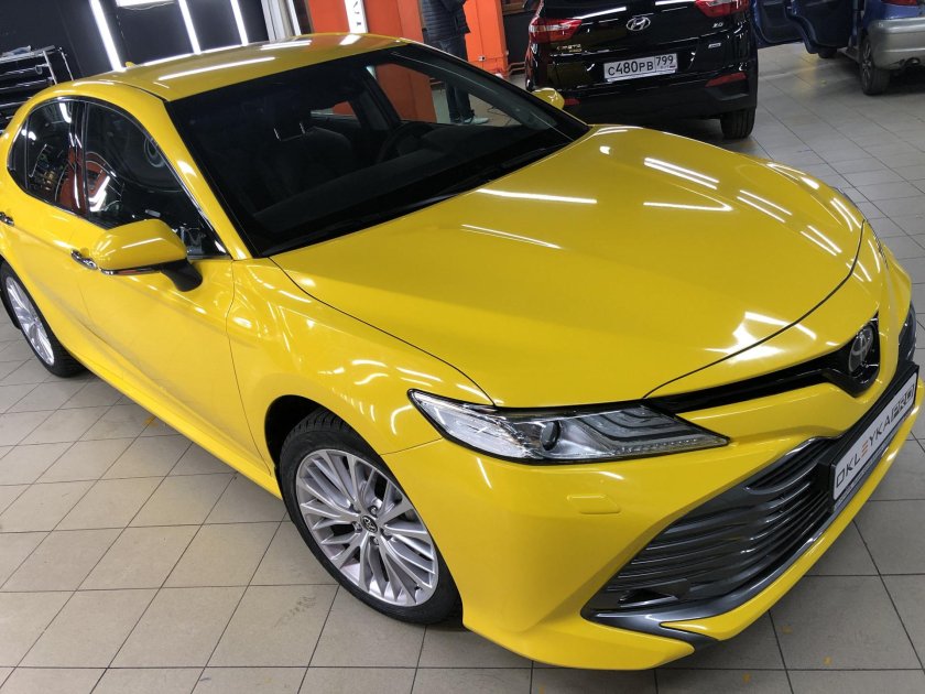 Toyota Camry желтая