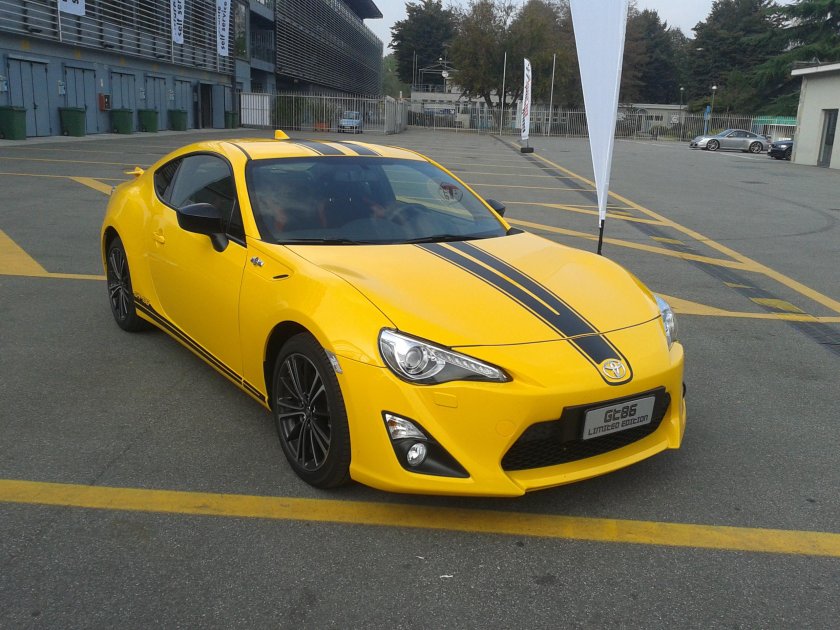 Тойота gt86 желтая