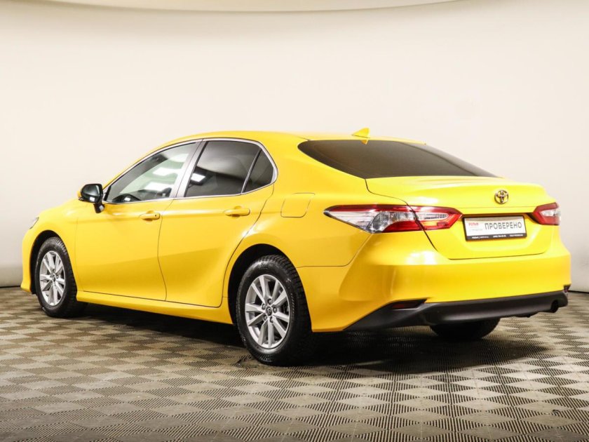 Белая тойота камри