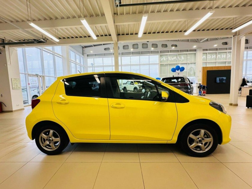 Тойота vitz желтая