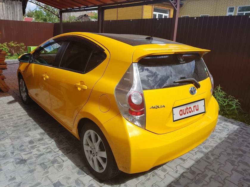 Тойота Аква желтая