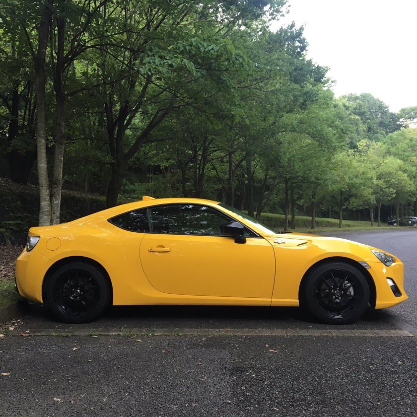 Toyota gt86 желтая
