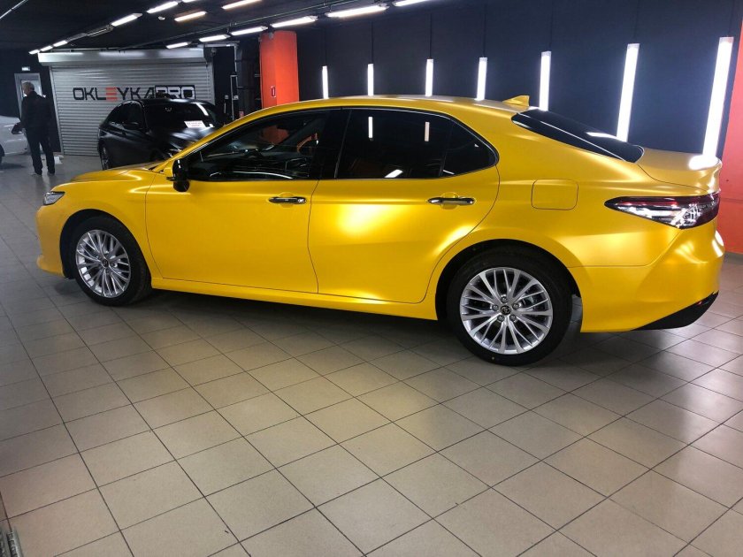 Toyota Camry желтая