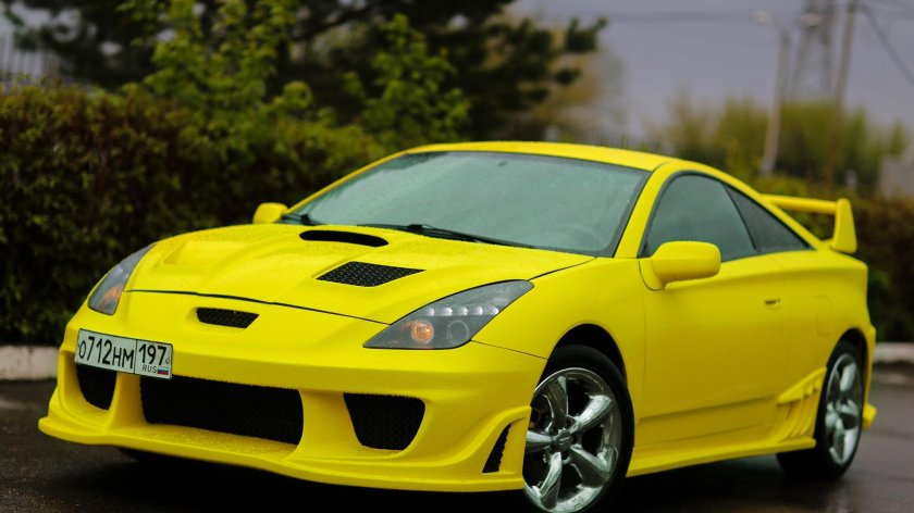 Toyota Celica желтая