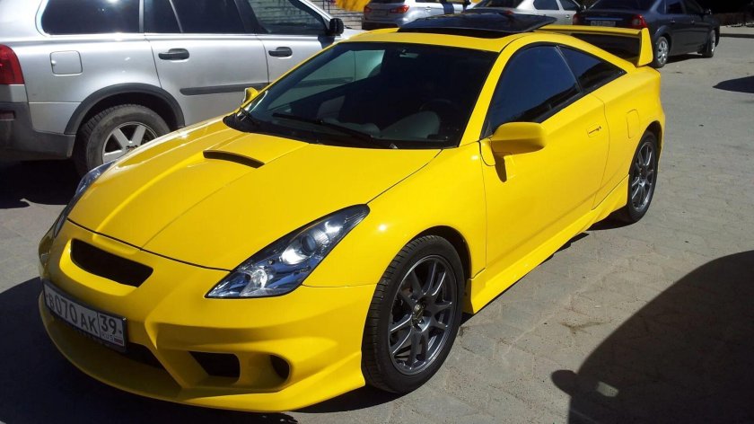 Желтая Toyota Celica t23