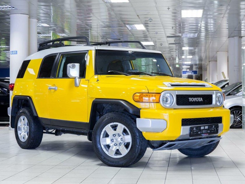 Тойота желтая джип