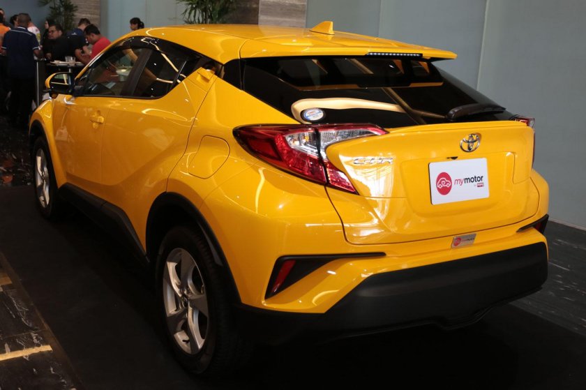 Тойота Chr желтая