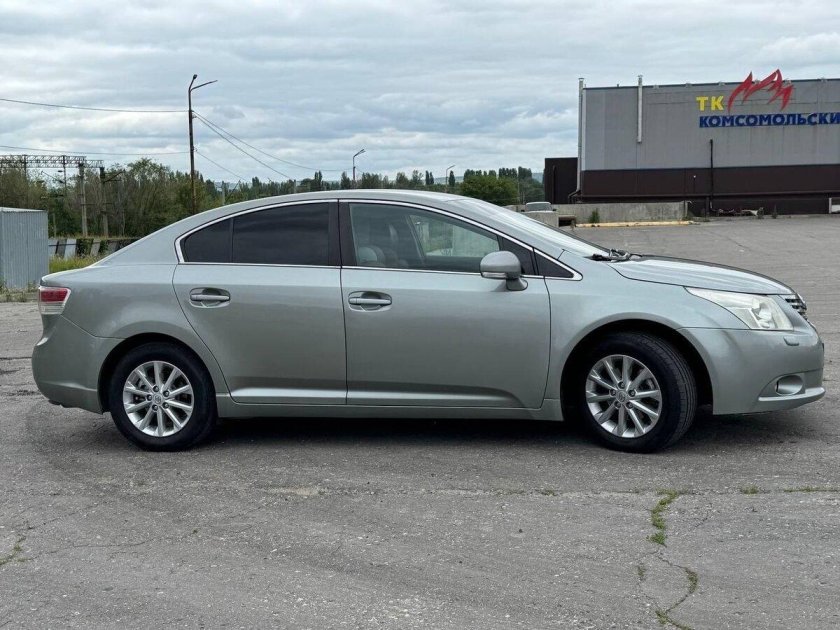 Тойота авенсис 2011 года