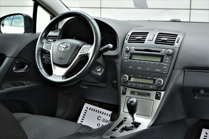 Toyota Avensis 2010 год