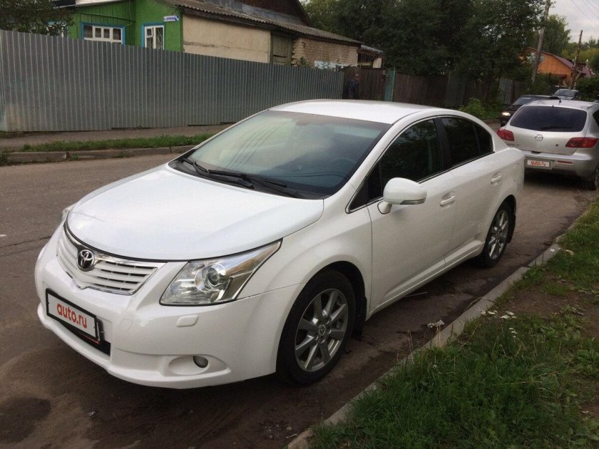 Тойота Авенсис 2010 седан