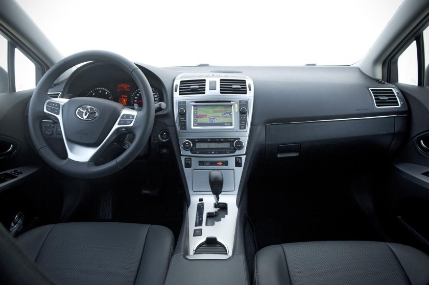 Toyota Avensis Торпедо