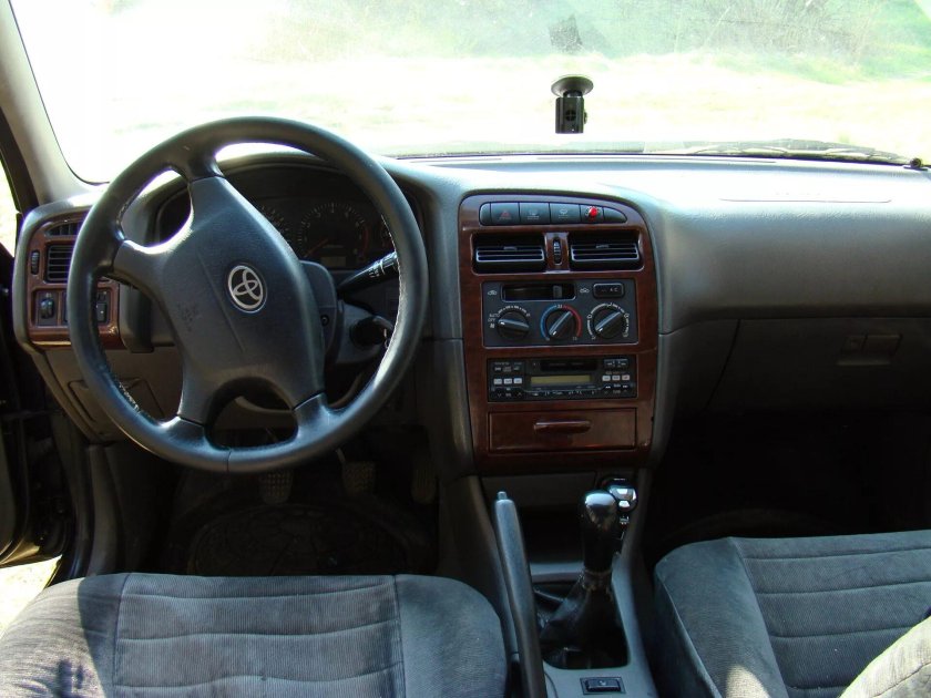 Тойота Авенсис 2000 салон