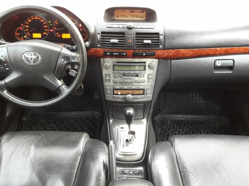 Тойота Авенсис 2004 2.0 автомат