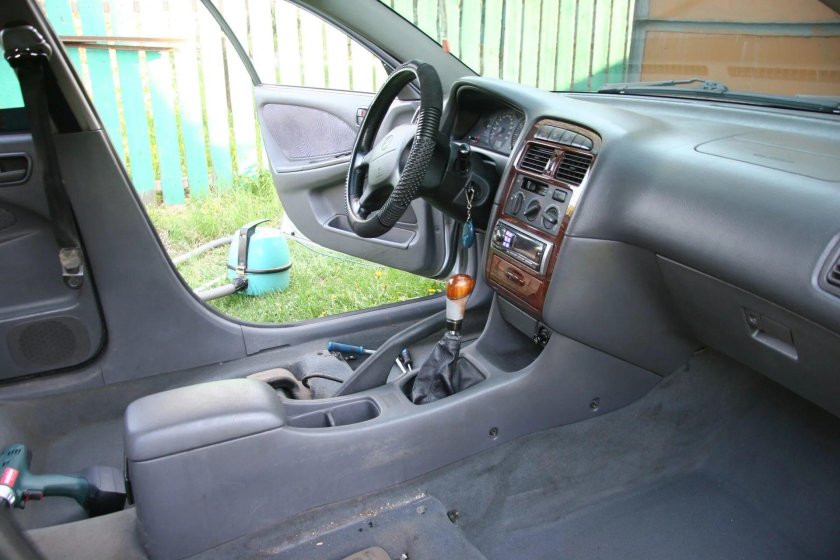Тойота Авенсис 2000 салон