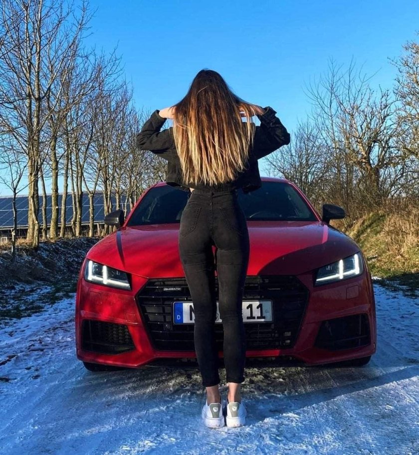 Девушка с машиной