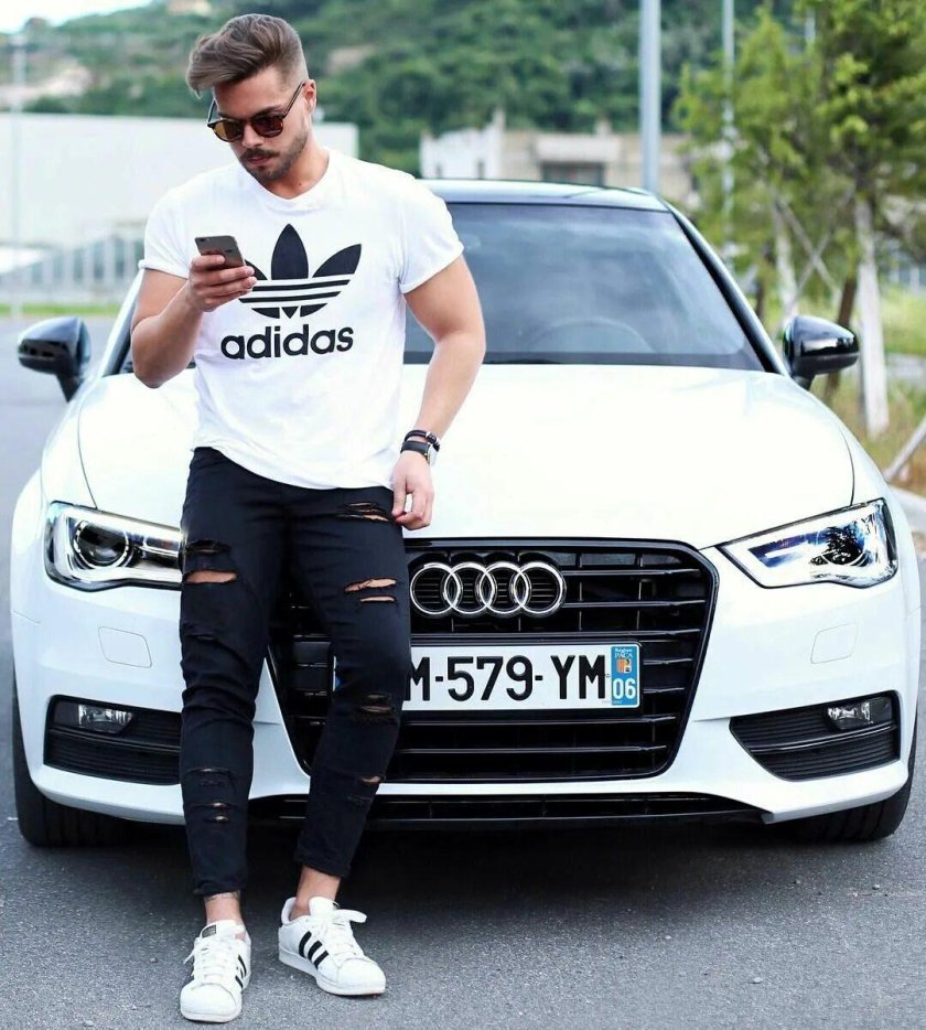 Мужчина возле машины