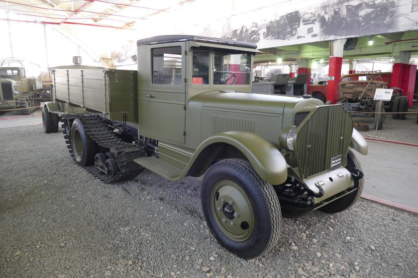 Полугусеничный грузовик зис-33