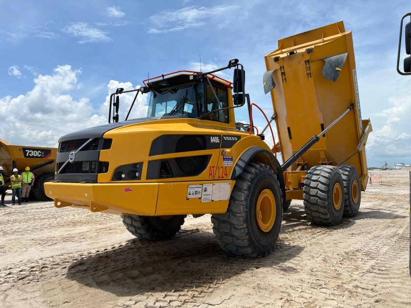 Самосвал volvo