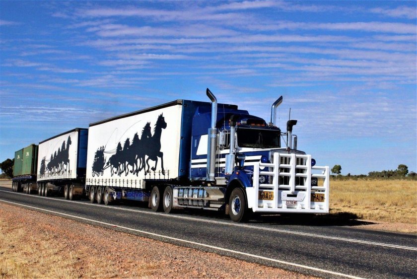 Грузовик Mack автопоезд