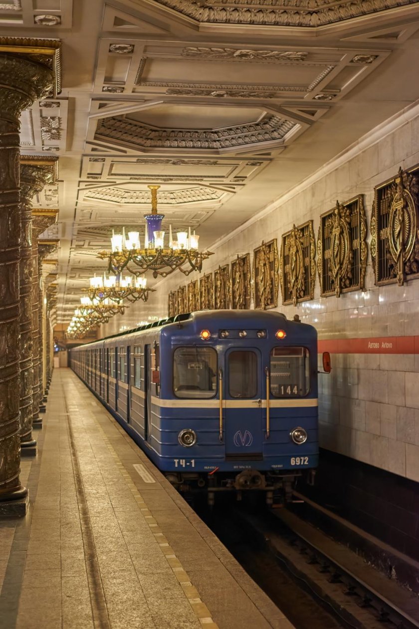 Новогодний поезд метро ЕМА 502