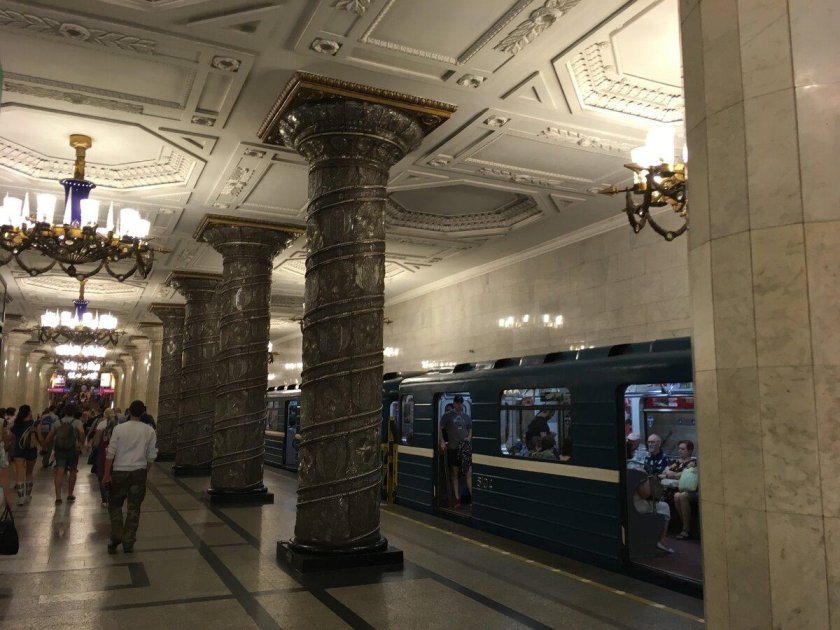 Станция метро автово