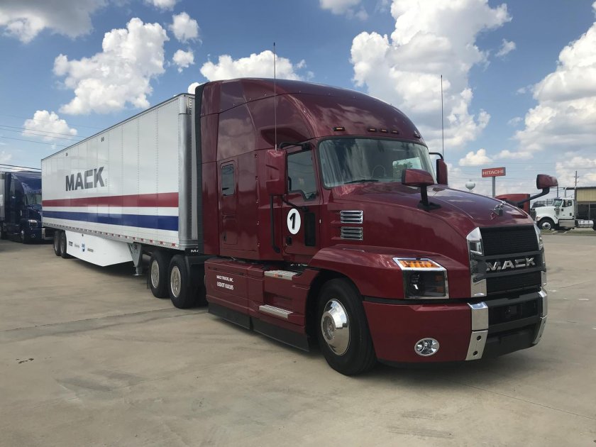 Тягач Mack 2020