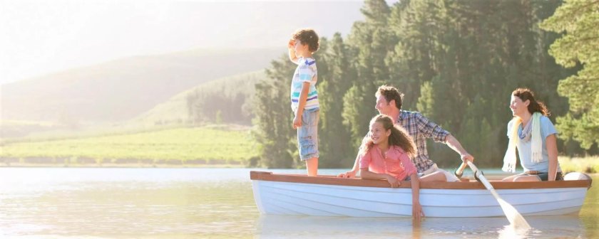 Семья в лодке