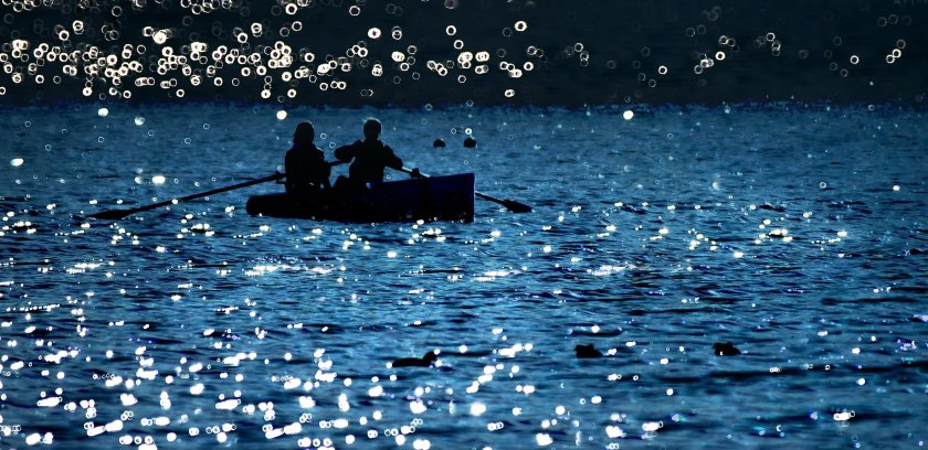 Лодка плывет