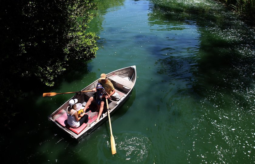 Плавать на лодке