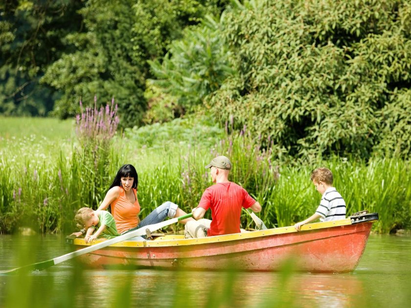 Семья в лодке