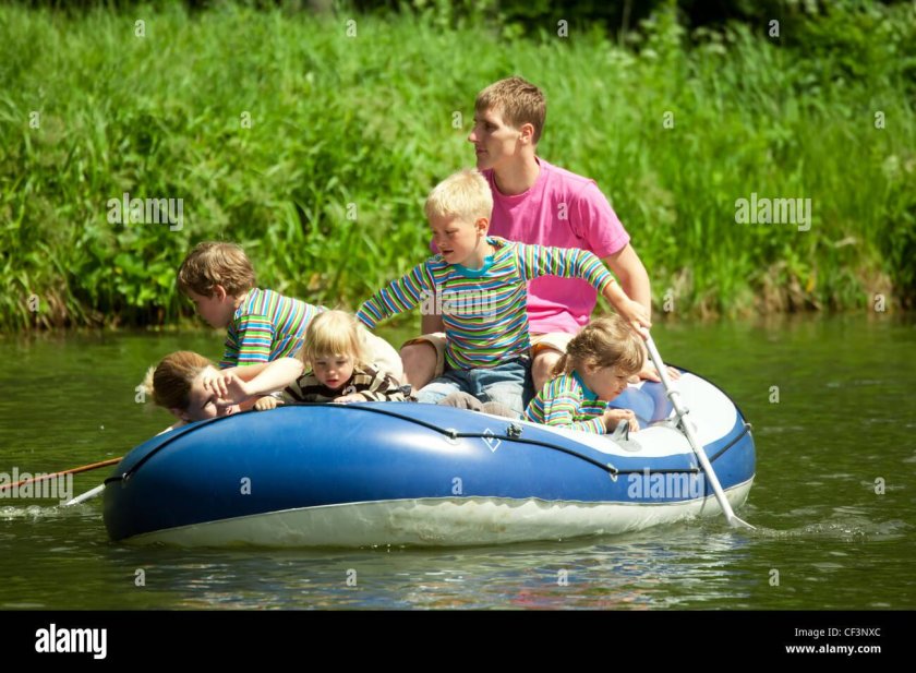 Семья в лодке