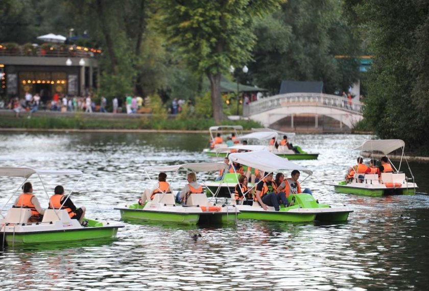 Парк Горького Голицынский пруд катамараны