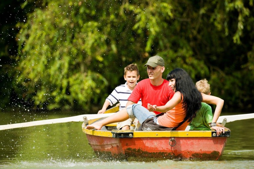 Семья в лодке