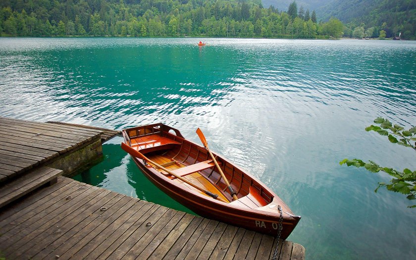 Деревянная лодка вид сверху
