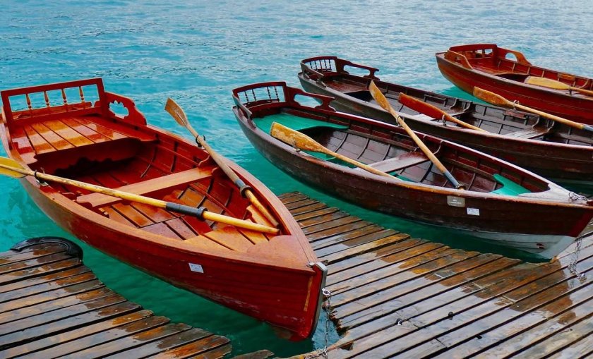 Лодка деревянная