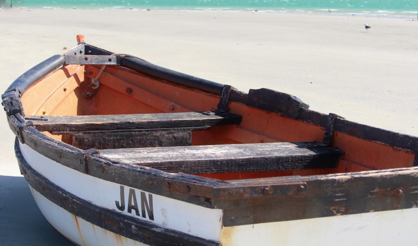 Весельная лодка морская