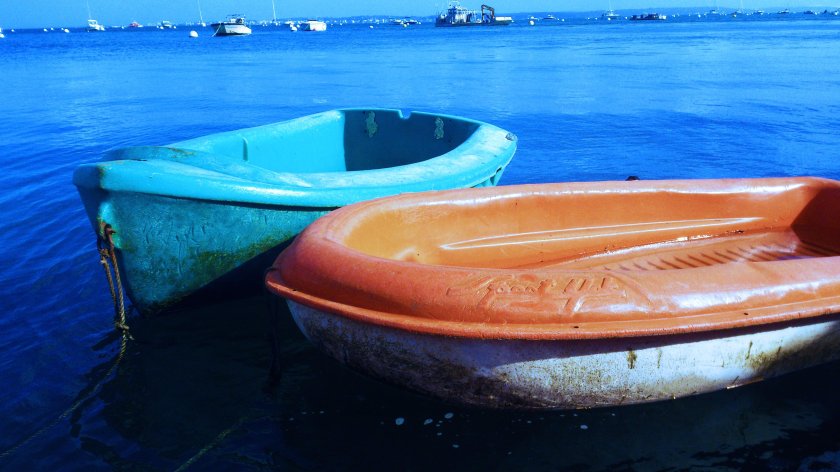 Лодка Скиф в море