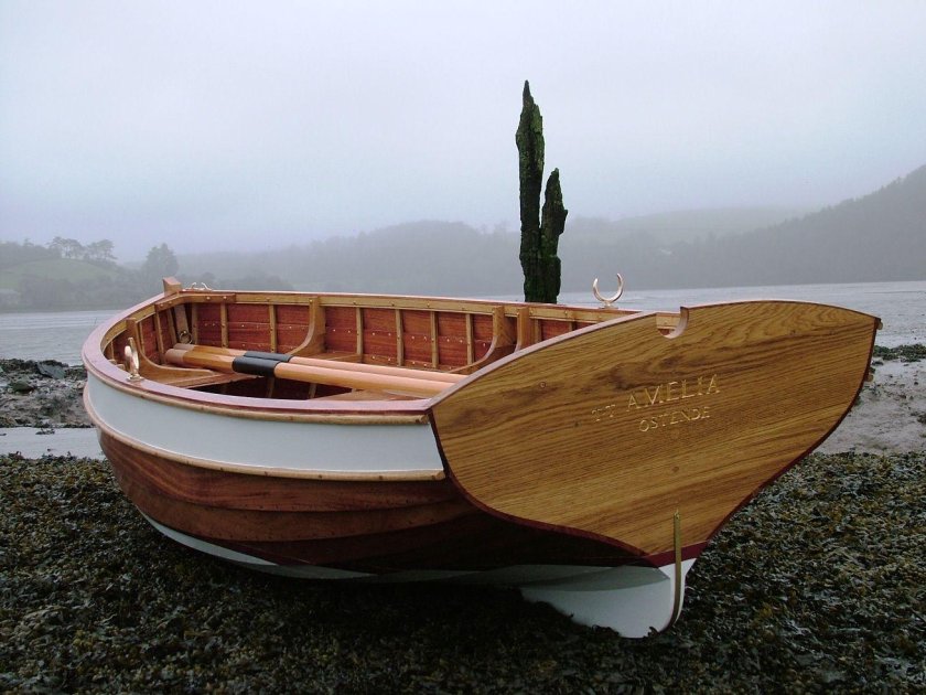 Лодка Dinghy