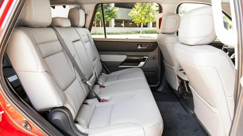 Тойота Секвойя 2022 салон