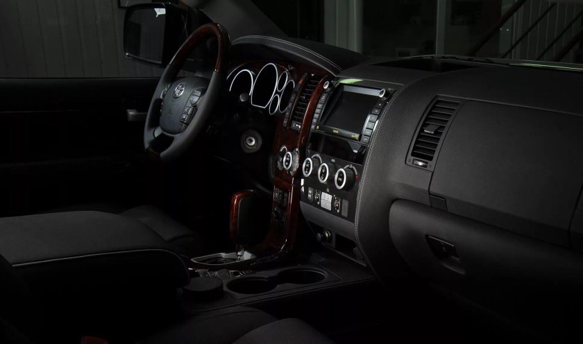 Тойота Секвойя панель