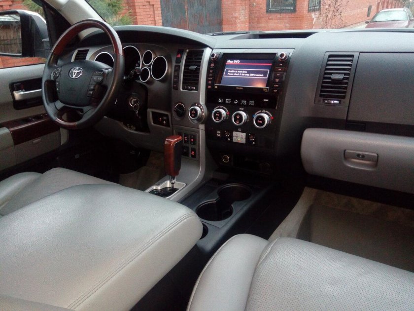 Тойота Секвойя 2022 салон