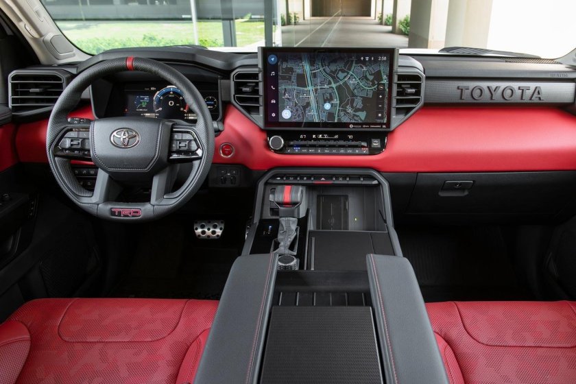 Тойота Секвойя 2023 салон