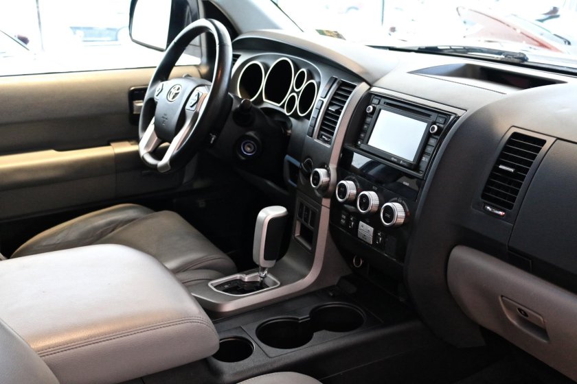 Тойота Секвойя салон