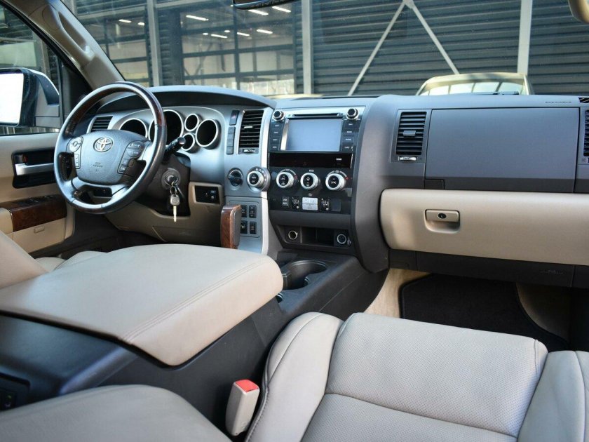 Тойота Секвойя 2010