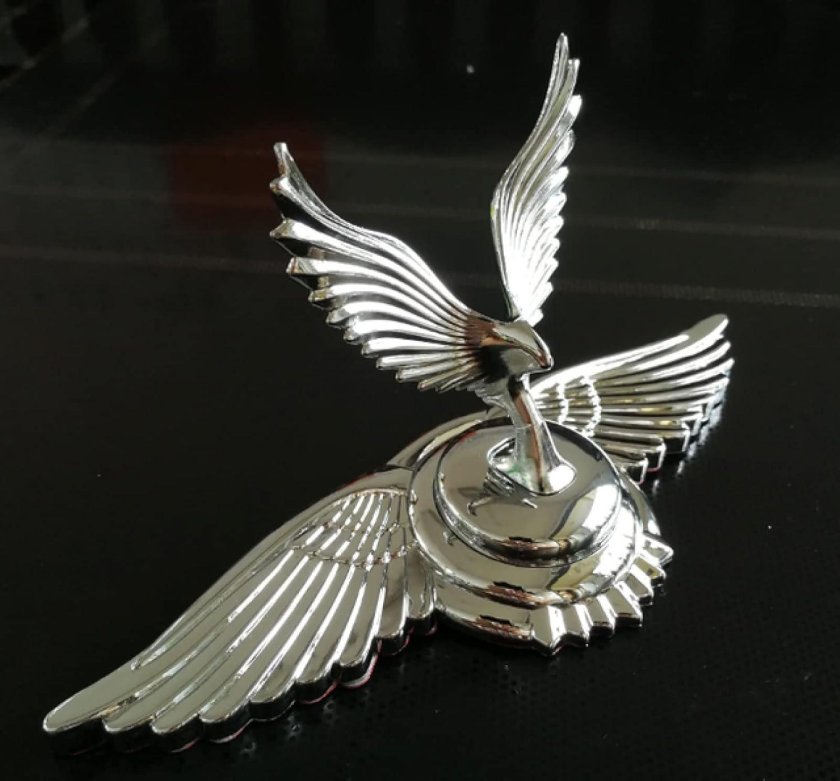 Орел на значке автомобиля